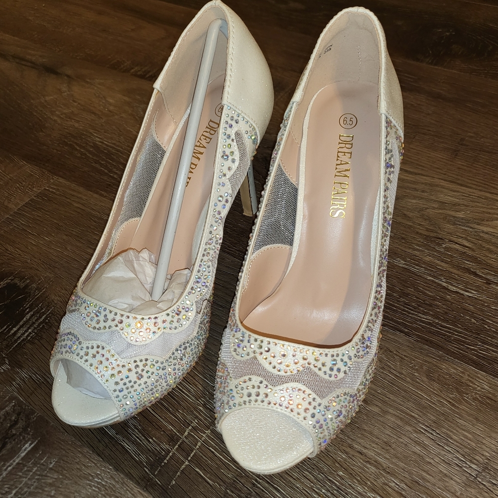 🌷💚white rhinestone heels